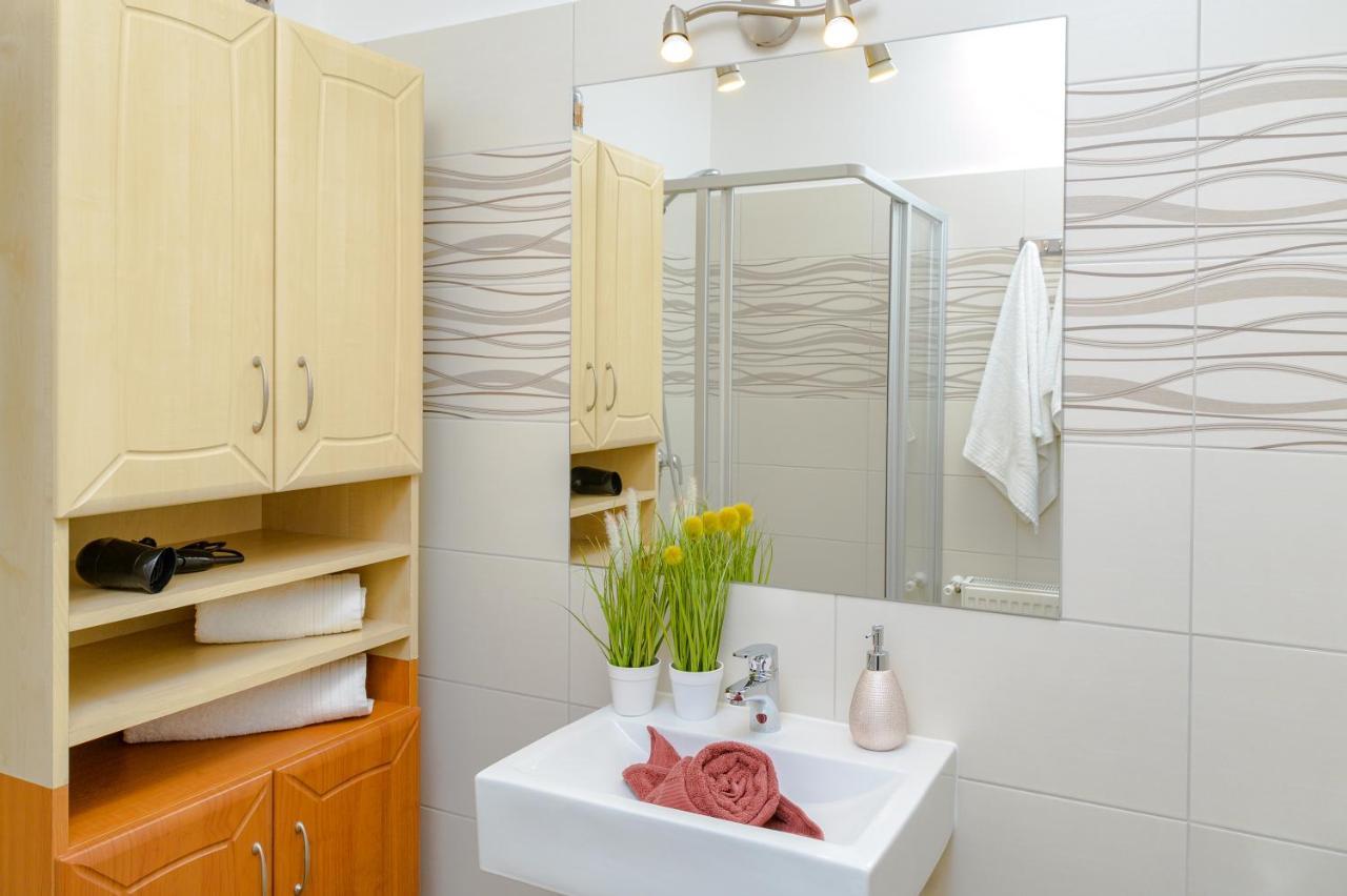Illes Apartmanok Ii. ハイデゥソボスロー エクステリア 写真