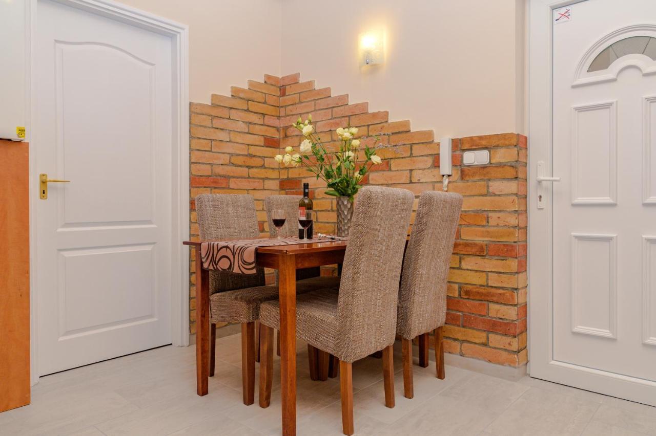 Illes Apartmanok Ii. ハイデゥソボスロー エクステリア 写真