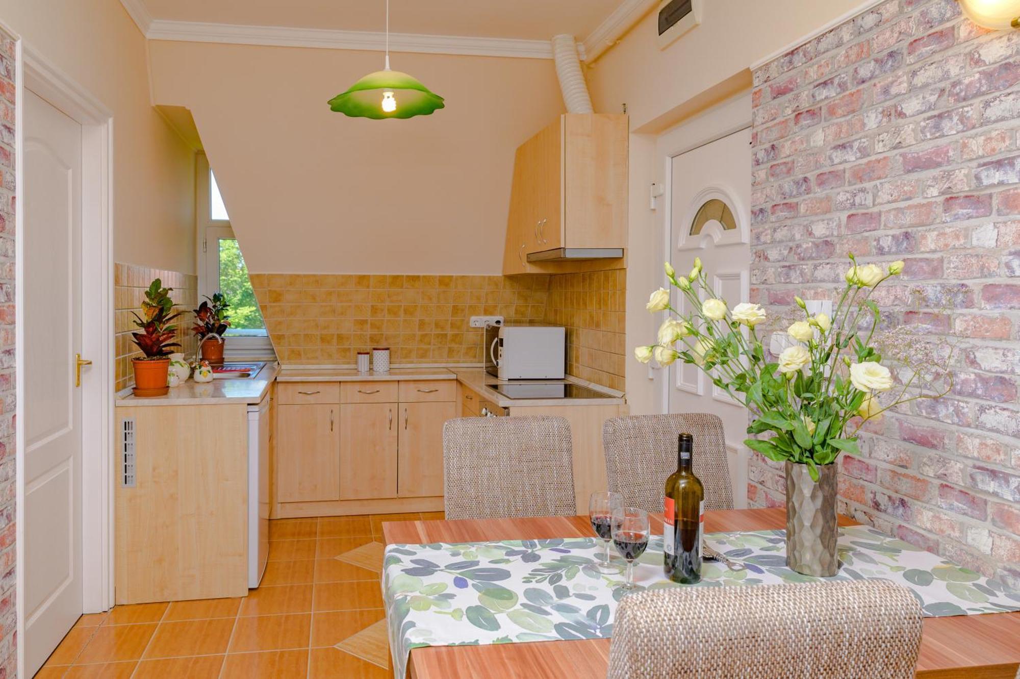 Illes Apartmanok Ii. ハイデゥソボスロー エクステリア 写真