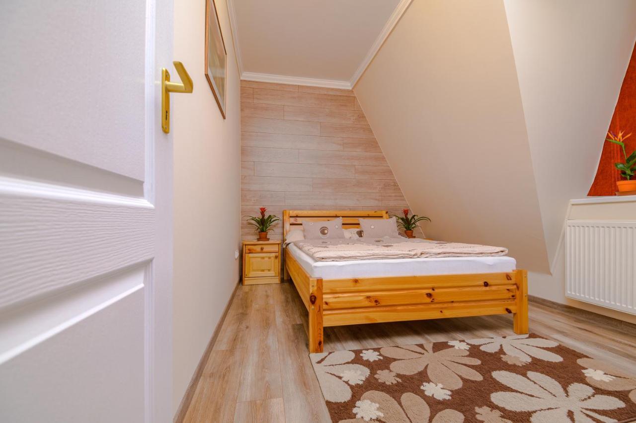 Illes Apartmanok Ii. ハイデゥソボスロー エクステリア 写真