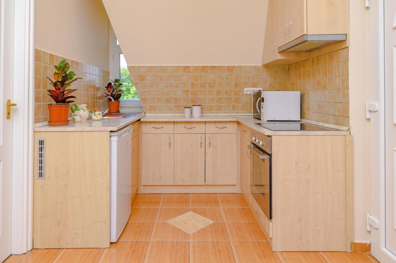 Illes Apartmanok Ii. ハイデゥソボスロー エクステリア 写真