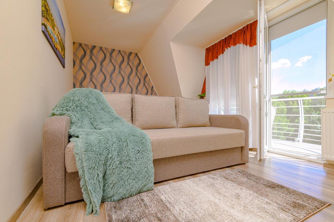 Illes Apartmanok Ii. ハイデゥソボスロー エクステリア 写真