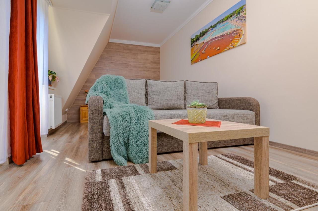 Illes Apartmanok Ii. ハイデゥソボスロー エクステリア 写真