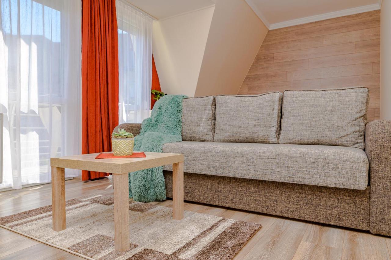 Illes Apartmanok Ii. ハイデゥソボスロー エクステリア 写真