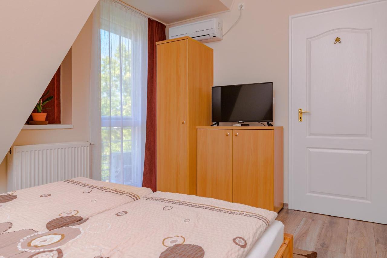 Illes Apartmanok Ii. ハイデゥソボスロー エクステリア 写真