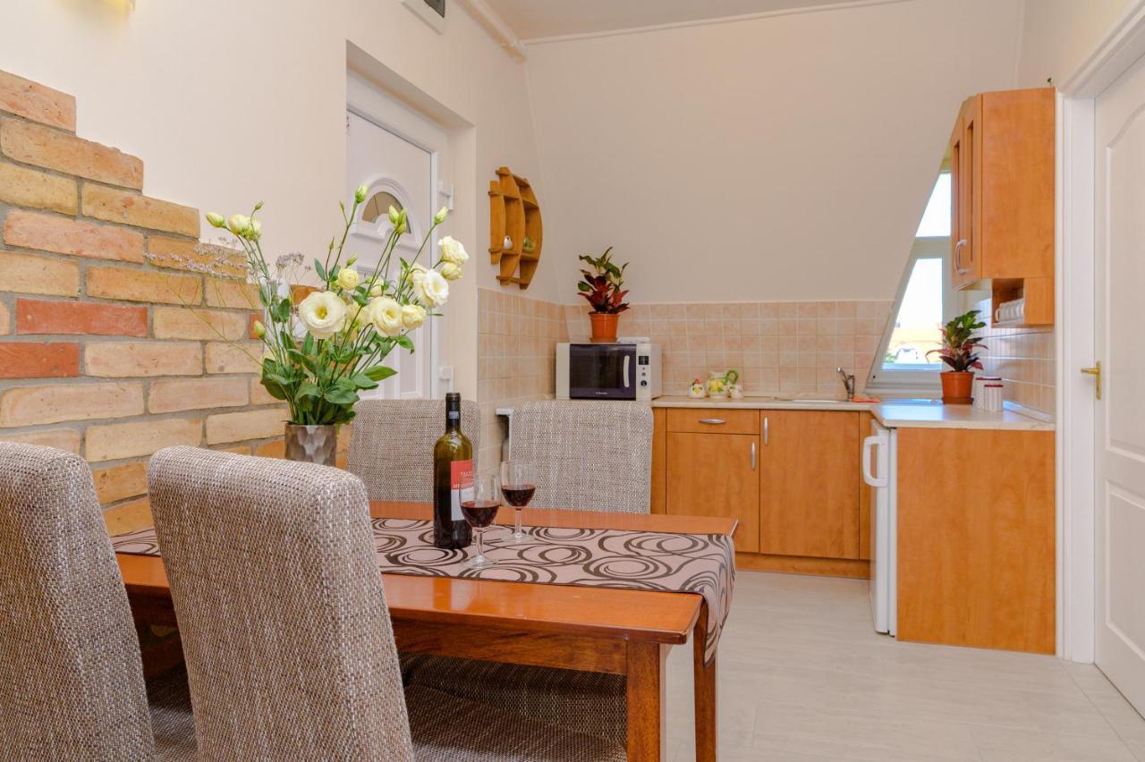 Illes Apartmanok Ii. ハイデゥソボスロー エクステリア 写真