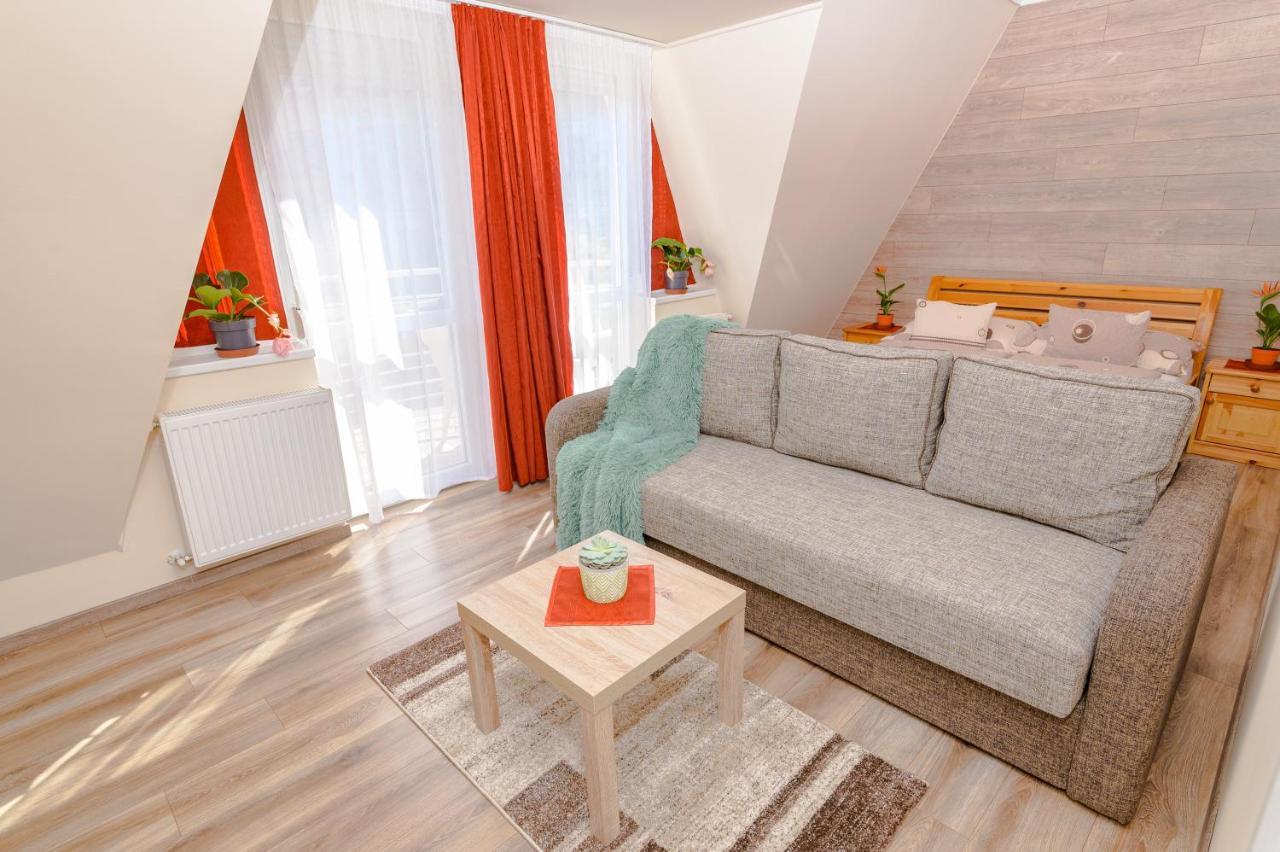 Illes Apartmanok Ii. ハイデゥソボスロー エクステリア 写真