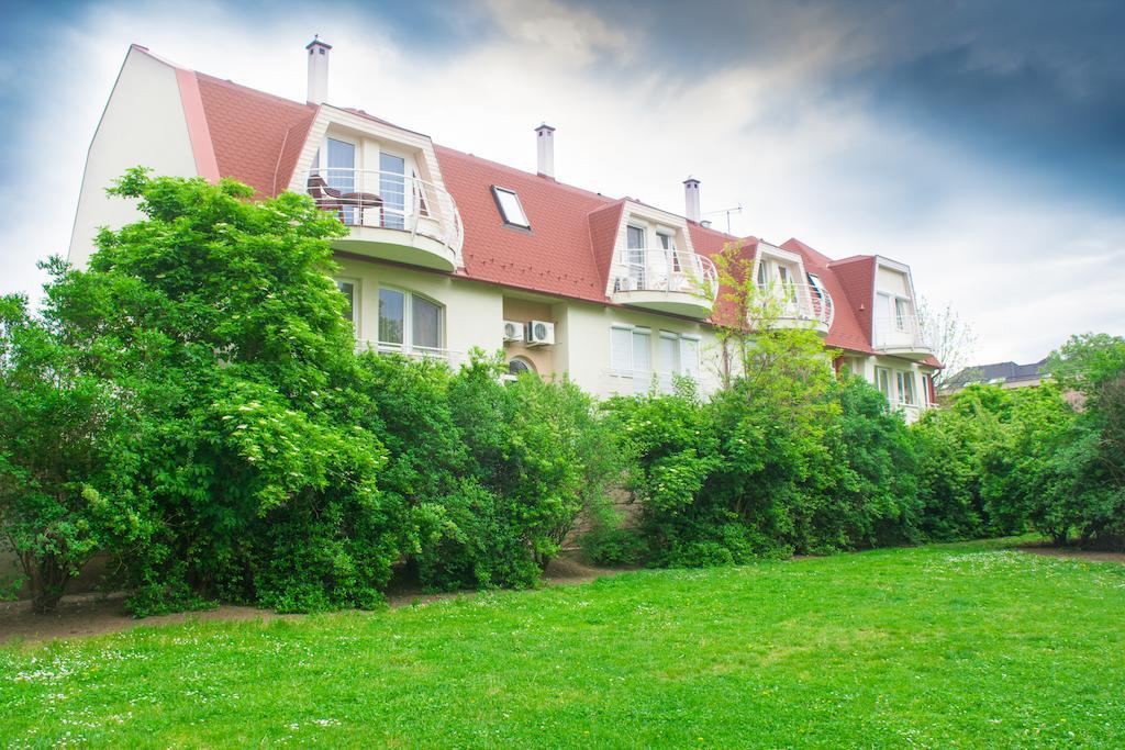Illes Apartmanok Ii. ハイデゥソボスロー エクステリア 写真